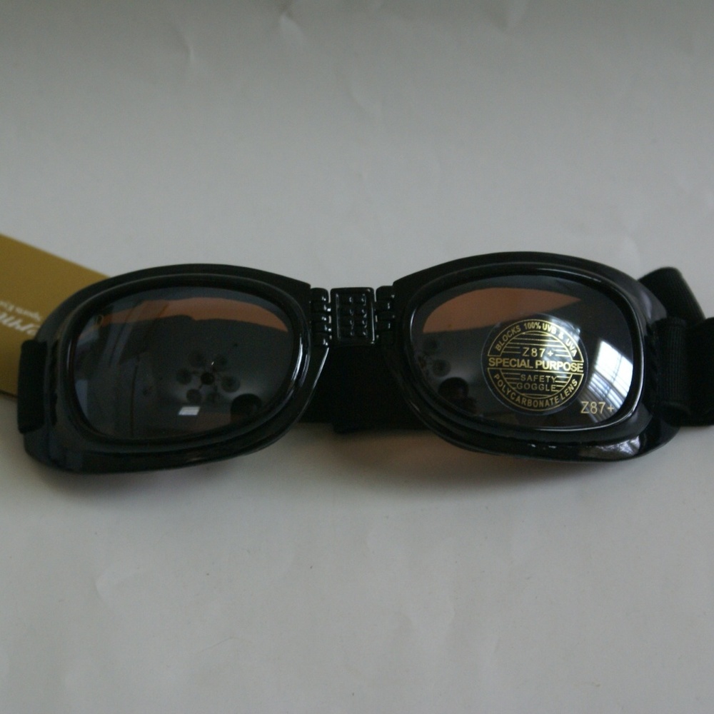 NWT Sports goggle for motorcycling w/ elastic straps, foam padding, & vents